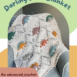 Könnte beinhalten: Eine cremefarbene Häkeldecke mit bunten Dinosaurier-Applikationen. Die Decke ist über einen Stuhl drapiert. Der Text auf dem Bild lautet "Darling Dino Blanket" und "An advanced crochet pattern PDF".