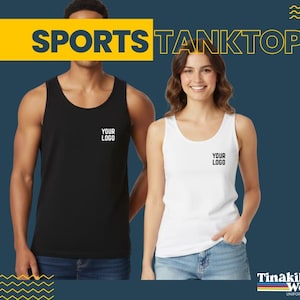 Può includere: Una canotta sportiva nera e bianca. La canotta nera è indossata da una persona a sinistra, e la canotta bianca è indossata da una persona a destra. Entrambe le canotte hanno la scritta "YOUR LOGO" stampata sul petto. Le parole "SPORTS TANKTOP" sono in giallo.