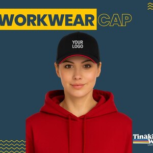 Op de afbeelding: Zwarte werkkap met rode rand, met de witte tekst "YOUR LOGO". De pet wordt gedragen door een persoon in een rode hoodie. De woorden "WORKWEAR CAP" staan in het geel.