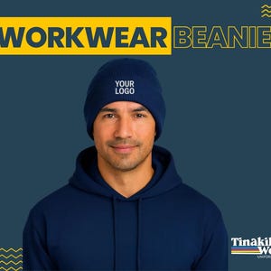 Puede incluir: Un gorro azul marino con el texto "YOUR LOGO" bordado en la parte delantera. Las palabras "WORKWEAR BEANIE" se muestran en texto amarillo sobre un fondo azul oscuro. La persona de la imagen lleva una sudadera con capucha azul marino.