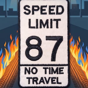 Könnte beinhalten: Ein rechteckiger Aufnäher mit den Worten "SPEED LIMIT 87 NO TIME TRAVEL" in Schwarz auf weißem Grund. Der Aufnäher ist schwarz umrandet, mit einer Straße und Flammen im Hintergrund.