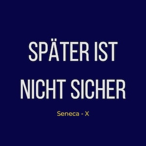 Może przedstawiać: Granatowe tło z białym tekstem, który brzmi „SPÄTER IST NICHT SICHER” i „Seneca - X” w kolorze żółtym. Tekst jest wyśrodkowany, a czcionka bezszeryfowa.