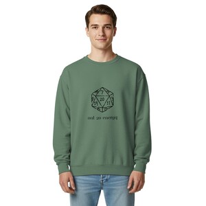 Könnte beinhalten: Salbeigrünes Sweatshirt mit einer schwarzen Grafik eines 20-seitigen Würfels und dem Text "not 20 energy". Das Sweatshirt ist einfarbig und hat einen Rundhalsausschnitt.