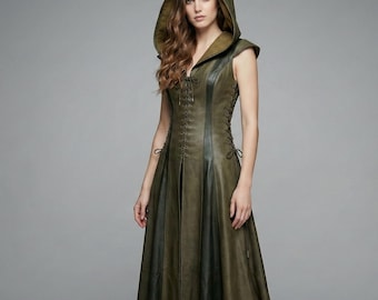 Vestido colete com capuz renascentista | Vestido maxi steampunk em couro sintético | Vestido sem mangas com amarração nas costas da The Jacket Studio Co | Iniciais do nome personalizadas.