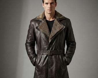 Sobretudo masculino longo em couro marrom | Gola de pele de carneiro | Casaco estilo vintage | da The Jacket Studio Co | Personalizado com iniciais.