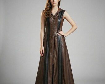 Vestido colete com capuz renascentista | Vestido maxi steampunk em couro sintético | Vestido sem mangas com amarração nas costas da The Jacket Studio Co | Iniciais do nome personalizadas.