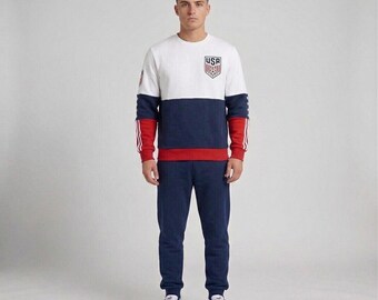 Conjunto de agasalho da Seleção Americana de Futebol | Moletom e calça de moletom brancos e azul-marinho para torcedores de 2026 | Moletom retrô vintage da American Athletic, da The Jacket Studio Co.
