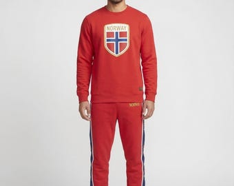 Conjunto de treino inspirado na seleção norueguesa de futebol | Moletom e calça de moletom vermelhos e azul-marinho para torcedores de 2026 da The Jacket Studio Co.