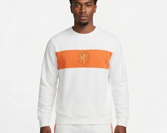 Conjunto de treino inspirado na seleção holandesa de futebol - Moletom e calça de moletom laranja e preto para torcedores de 2026, da The Jacket Studio Co.