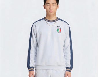 Conjunto de treino retrô da Itália para futebol | Moletom e calça de moletom azul-gelo e marinho para torcedores de 2026 | Roupa internacional para fãs de futebol da The Jacket Studio Co.