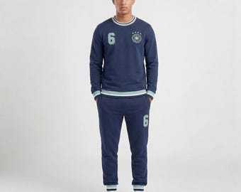 Conjunto de treino inspirado na seleção alemã de futebol | Moletom e calça de moletom azul-marinho e verde-menta para torcedores de 2026 | Blusa de moletom número 6 da The Jacket Studio Co.
