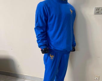 フランス代表サッカートラックスーツセット｜ロイヤルブルーゴールドルースターファンスウェットシャツ＆ジョガーパンツ（The Jacket Studio Co製）