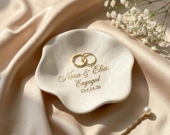 Gepersonaliseerde keramische sieradenschaal met namen en trouwdatum, aangepast ringblad, verlovingscadeau meneer en mevrouw
