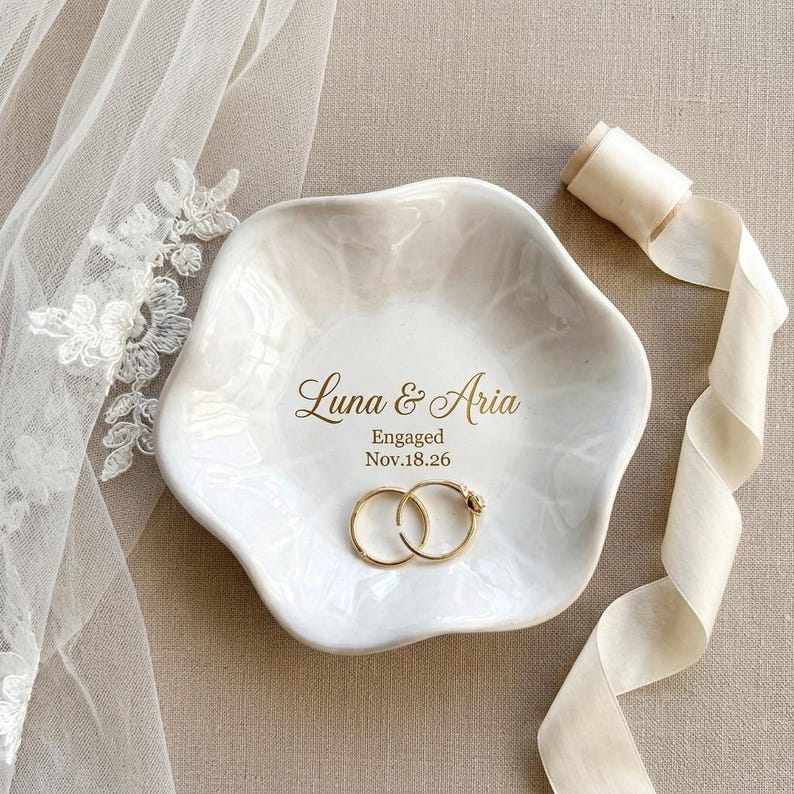 Personalisierte Keramik Schmuckschale mit Namen & Hochzeitsdatum, Benutzerdefinierte Ringtablett, Mr und Mrs Verlobungsgeschenk Bild 8