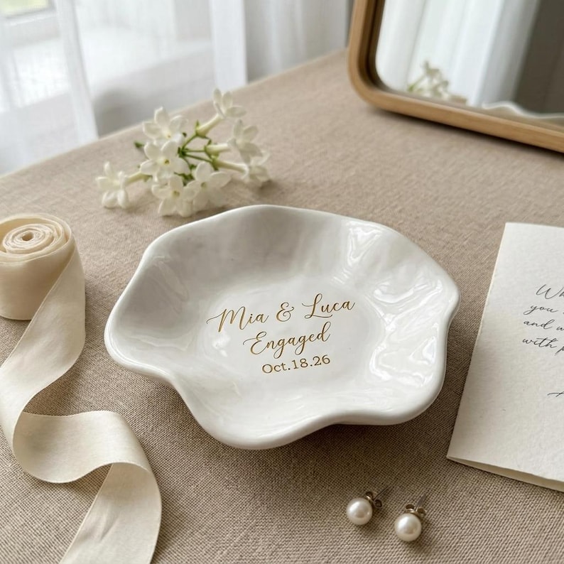 Personalisierte Keramik Schmuckschale mit Namen & Hochzeitsdatum, Benutzerdefinierte Ringtablett, Mr und Mrs Verlobungsgeschenk Bild 6