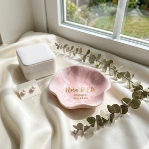 Personalisierte Keramik Schmuckschale mit Namen & Hochzeitsdatum, Benutzerdefinierte Ringtablett, Mr und Mrs Verlobungsgeschenk Bild 5