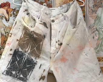 Pantaloncini larghi in stile grunge tinti a mano