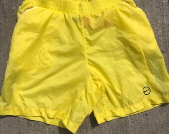 Pantalones cortos deportivos Nike amarillos vintage, talla mediana.