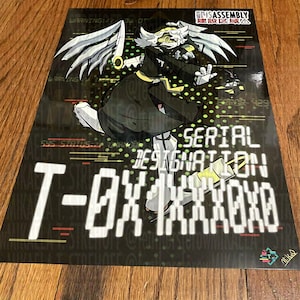 Peut inclure: Une affiche noire représentant un personnage de style anime avec des cheveux blancs, des ailes et une tenue noire avec des accents jaunes. L'affiche comprend le texte "SERIAL DESIGNATION T-BX1XOXOXO" en blanc, ainsi que d'autres textes et graphiques.
