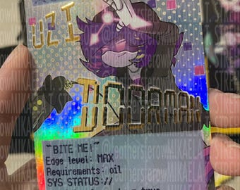 Op de afbeelding: Een rechthoekige holografische verzamelkaart met een personage met paars haar en de tekst UZI en BITE ME! op de voorzijde. De kaart bevat technische specificaties zoals Edge level: MAX, Requirements: oil en SYS STATUS: // absolutesolver.str = true.