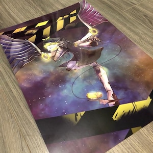 Peut inclure: Une impression représentant un personnage de style anime avec de grandes ailes violettes et dorées, sur fond cosmique de teintes violettes, bleues et jaunes. Le personnage est en mouvement, tenant un objet lumineux. La signature de l'artiste est visible.