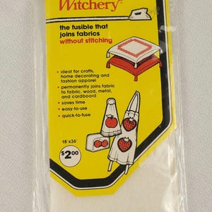Può includere: Una confezione gialla di Stacy's Stitch Witchery, un prodotto fusibile per unire i tessuti senza cuciture. La confezione presenta illustrazioni di artigianato e le dimensioni sono 45,7 x 91,4 cm.