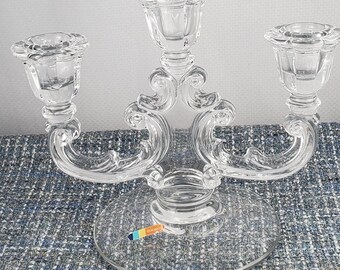 Candelabro vintage Fostoria a 3 bracci in vetro trasparente, elegante portacandele affusolato.