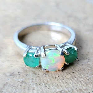 Opal und Smaragd Ring - 3 Stein echter Smaragd und Opal Ring in Sterling Silber oder Gold