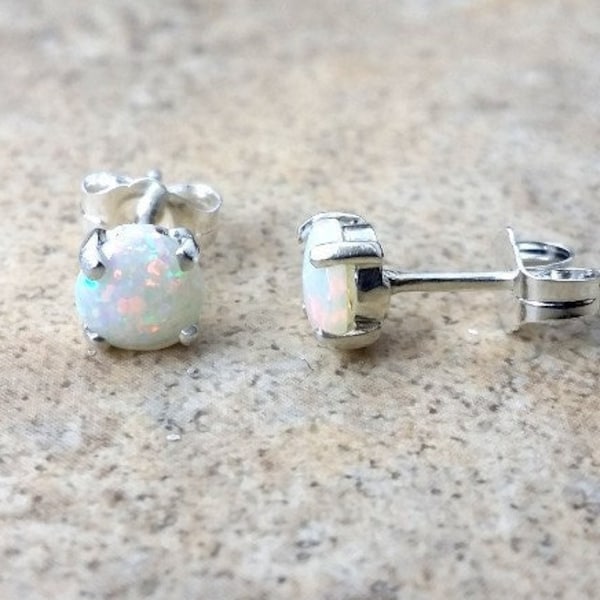 Aretes de ópalo genuino de 5 mm (piedra natal de octubre) en plata de ley.