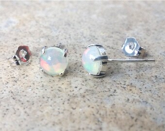 Pendientes de ópalo genuinos - Pendientes de ópalo etíope de 6 mm (piedra de nacimiento de octubre) en plata esterlina.