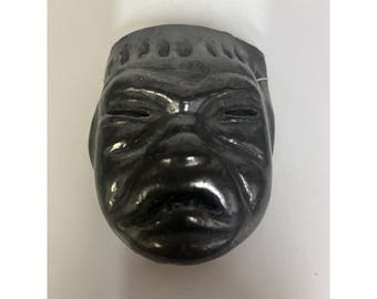 Olmekenisch oder mesoamerikanisch anmutende geschnitzte Gesichtsskulptur aus Keramik