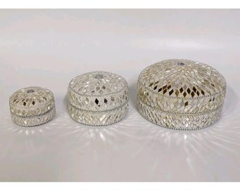 Vintage gespiegelte runde Schmuckstück Two's Company Nesting Tin Schmuckschatullen