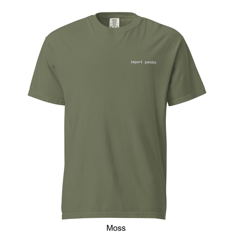 Pode incluir: Uma t-shirt verde musgo com mangas curtas. O texto "import pandas" est&aacute; impresso em branco na parte superior do peito. A t-shirt tem gola redonda e uma etiqueta na gola. A cor da t-shirt est&aacute; rotulada como "Moss" na parte inferior.