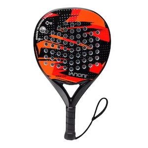 Könnte beinhalten: Schwarzer und orangefarbener Paddleballschläger mit schwarzem Griff und Handschlaufe. Die Schlägerfläche hat ein Lochmuster und den Text "IANONI" und "PR8100". Der Schläger hat einen schwarzen Griff.