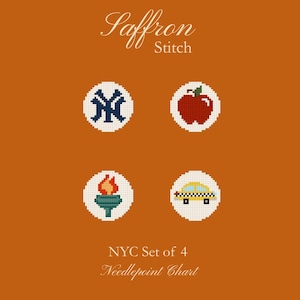 Puede incluir: Un fondo naranja presenta cuatro diseños circulares de punto de cruz. Los diseños incluyen un logotipo azul marino y blanco, una manzana roja, una antorcha y un taxi amarillo. También está presente el texto "Saffron Stitch" y "NYC Set of 4 Needlepoint Chart".