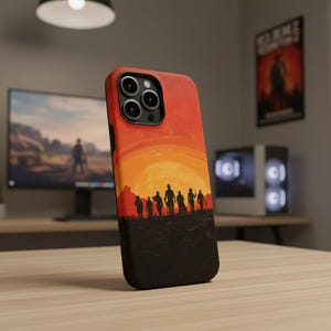 Puede incluir: Funda negra para iPhone con un diseño vibrante de puesta de sol. La funda presenta una silueta de figuras contra un cielo naranja y amarillo brillante. El diseño recuerda a un paisaje del oeste.