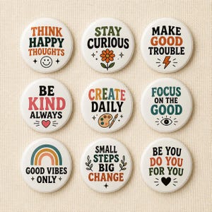 Puede incluir: Un conjunto de nueve chapas redondas con fondos blancos y textos y gráficos coloridos. Los botones presentan frases que incluyen Think Happy Thoughts, Stay Curious, Make Good Trouble, Be Kind Always, Create Daily, Focus on the Good, Good Vibes Only, Small Steps Big Change y Be You Do You For You.