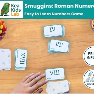 Può includere: Una scena di gioco educativo con carte di numeri romani. Il gioco, intitolato "Smuggins: Roman Numerals", presenta carte con numeri come IV, VII e VIII. È visibile anche una ciotola di caramelle colorate e pretzel.