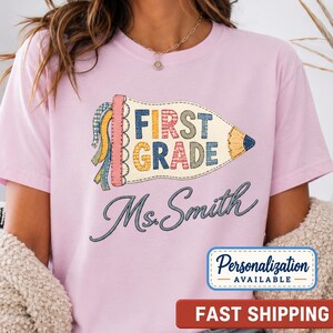 Personlig Comfort Colors® lärartröja för årskurs 1, lapptäcksskjorta med penna och vimpel, t-shirt för skolstart