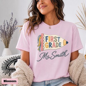Camiseta personalizada Comfort Colors® para maestra de primer grado, camisa de retazos con lápiz y banderín.