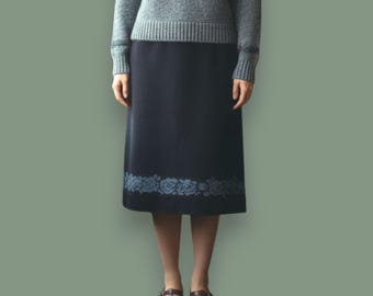 Saia midi vintage de lã, saia lápis preta de tricô com borda floral.