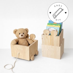 Könnte beinhalten: Ein Holzspielzeugwagen mit einem Teddybären darin und ein stapelbarer Bücherorganizer aus Holz. Der Wagen hat Räder und eine Schnur zum Ziehen. Der Bücherorganizer hat ein Mickey Mouse-Ohren-Design. Das Bild enthält ein "Easy DIY"-Logo.
