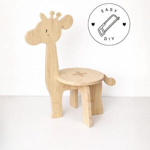 Könnte beinhalten: Ein heller Holzstuhl in Giraffenform mit einer runden Sitzfläche, die einen kreuzförmigen Ausschnitt aufweist. Die Rückenlehne bildet den Kopf und Hals der Giraffe. Ein kreisförmiges Logo oben rechts enthält den Text EASY DIY und eine Säge.