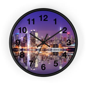 Wandklok Skyline Nacht Reflectie Stad | Paars stedelijk landschap