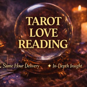 Può includere: Una sfera di cristallo con le parole "TAROT LOVE READING" in lettere dorate. L'immagine include candele accese, carte dei tarocchi e il testo "Same Hour Delivery" e "In-Depth Insight". Il tema generale è spirituale e mistico.