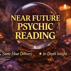 Puede incluir: Una imagen con una bola de cristal y el texto "NEAR FUTURE PSYCHIC READING" en letras doradas. La escena incluye velas encendidas, cartas del tarot y las frases "Same Hour Delivery" e "In-Depth Insight". El tema es místico y espiritual.