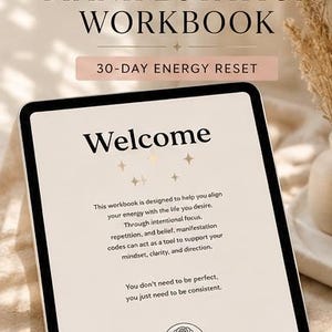 Op de afbeelding: Een digitale werkmap getiteld "Manifestation Workbook" met de tekst "30-Day Energy Reset". Het scherm toont "Welcome" en tekst over het afstemmen van energie. Het logo van Red Rose Jade Studio is zichtbaar. Directe PDF-download.