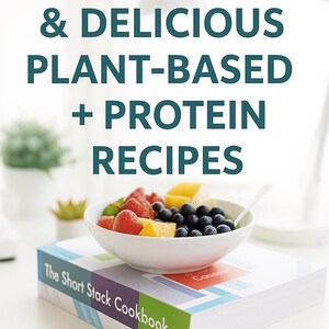 Puede incluir: Un cuenco blanco lleno de fruta fresca, como fresas, arándanos y mango, se encuentra sobre un libro de cocina titulado "The Short Stack Cookbook". El texto "HEALTHY & DELICIOUS PLANT-BASED + PROTEIN RECIPES" se muestra encima del cuenco.