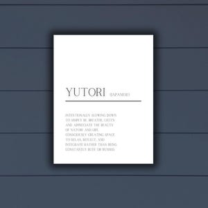 Puede incluir: Un póster imprimible en blanco y negro con la palabra japonesa "Yutori" definida como la acción de ralentizar intencionalmente para simplemente ser, respirar, escuchar y apreciar la belleza de la naturaleza y la vida. El póster también describe la creación consciente de un espacio para relajarse, reflexionar e integrarse en lugar de estar constantemente ocupado o apresurado.