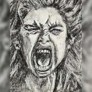 Puede incluir: Dibujo a carboncillo de un rostro que expresa una emoción extrema. La boca está muy abierta en un grito, y los ojos están cerrados. El pelo largo y fluido añade al efecto dramático de la obra.